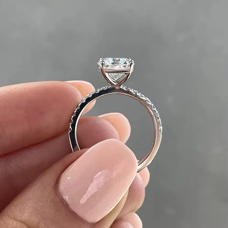 Alana - Round Cut Moissanite